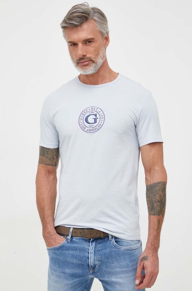 Футболка Guess чоловічий колір сірий з аплікацією (3316992)