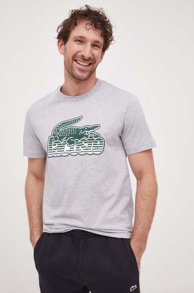 Бавовняна футболка Lacoste колір сірий з принтом (3096311)
